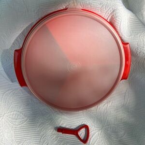 Tupperware snack dish with lid